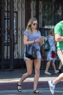 Elizabeth Olsen feet photo thumbnail