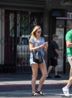Elizabeth Olsen feet photo thumbnail