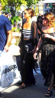 Jessica Alba feet photo thumbnail
