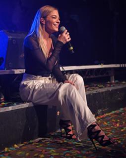 LeAnn Rimes feet photo thumbnail