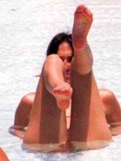Jennifer Lopez feet photo thumbnail