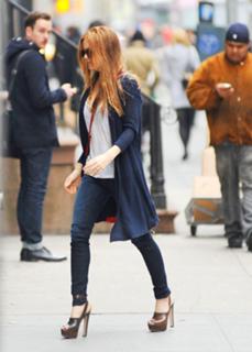 Isla Fisher feet photo thumbnail