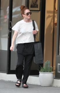 Julianne Moore feet photo thumbnail