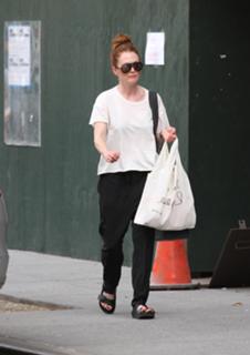 Julianne Moore feet photo thumbnail