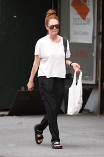 Julianne Moore feet photo thumbnail