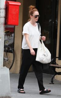 Julianne Moore feet photo thumbnail