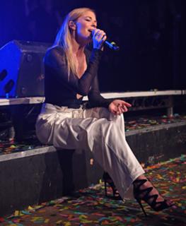 LeAnn Rimes feet photo thumbnail