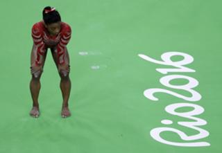 Simone Biles feet photo thumbnail