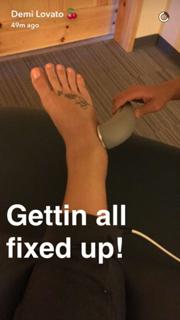Demi Lovato feet photo thumbnail