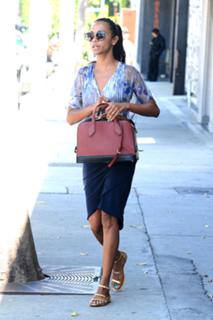 Zoe Saldana feet photo thumbnail