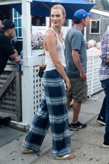 Karlie Kloss feet photo thumbnail
