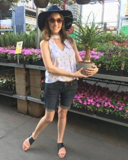 Anna Kendrick feet photo thumbnail
