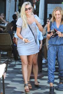 Julianne Hough feet photo thumbnail