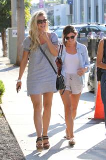 Julianne Hough feet photo thumbnail