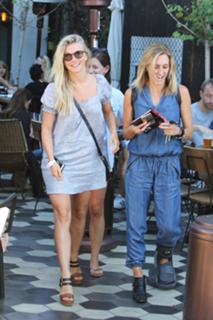 Julianne Hough feet photo thumbnail