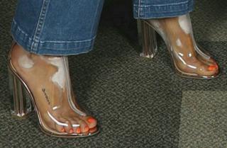 Selena Gomez feet photo thumbnail