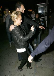 Hayden Panettiere feet photo thumbnail