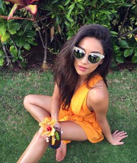 Shay Mitchell feet photo thumbnail