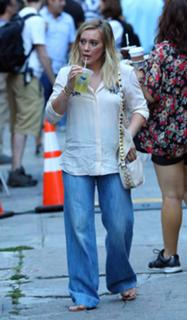 Hilary Duff feet photo thumbnail