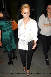 Hayden Panettiere feet photo thumbnail