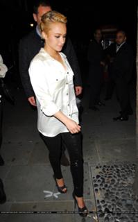 Hayden Panettiere feet photo thumbnail