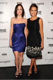Mariska Hargitay feet photo thumbnail