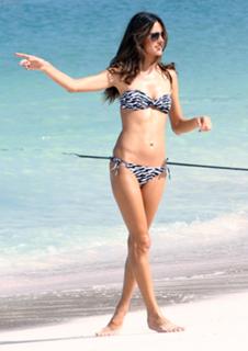 Alessandra Ambrosio feet photo thumbnail