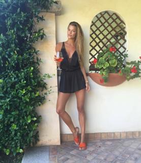 Nina Agdal feet photo thumbnail