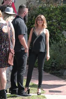 Sarah Hyland feet photo thumbnail