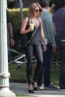 Sarah Hyland feet photo thumbnail