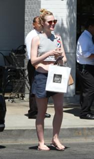 Elle Fanning feet photo thumbnail