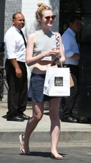 Elle Fanning feet photo thumbnail