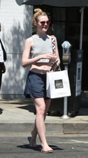Elle Fanning feet photo thumbnail