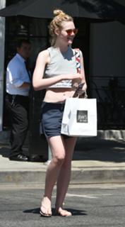 Elle Fanning feet photo thumbnail