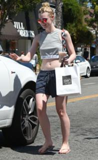 Elle Fanning feet photo thumbnail