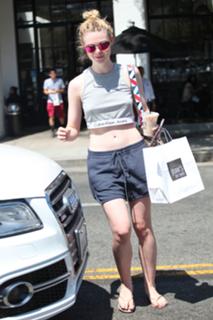 Elle Fanning feet photo thumbnail