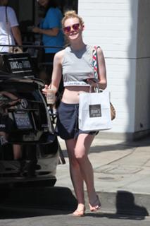 Elle Fanning feet photo thumbnail