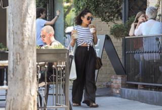 Vanessa Hudgens feet photo thumbnail