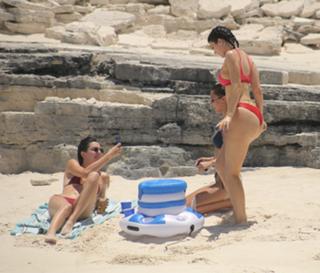 Kendall Jenner feet photo thumbnail
