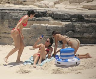 Kendall Jenner feet photo thumbnail