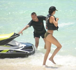 Kendall Jenner feet photo thumbnail