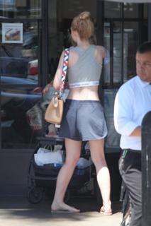 Elle Fanning feet photo thumbnail