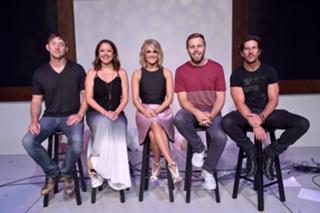 Carrie Underwood feet photo thumbnail