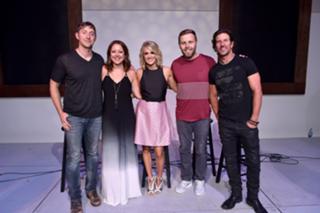 Carrie Underwood feet photo thumbnail