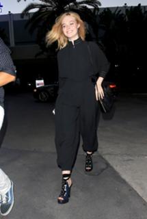 Elle Fanning feet photo thumbnail