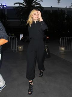 Elle Fanning feet photo thumbnail