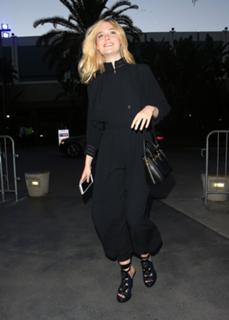 Elle Fanning feet photo thumbnail