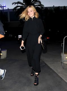 Elle Fanning feet photo thumbnail