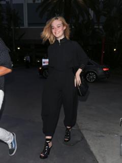 Elle Fanning feet photo thumbnail