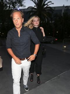 Elle Fanning feet photo thumbnail